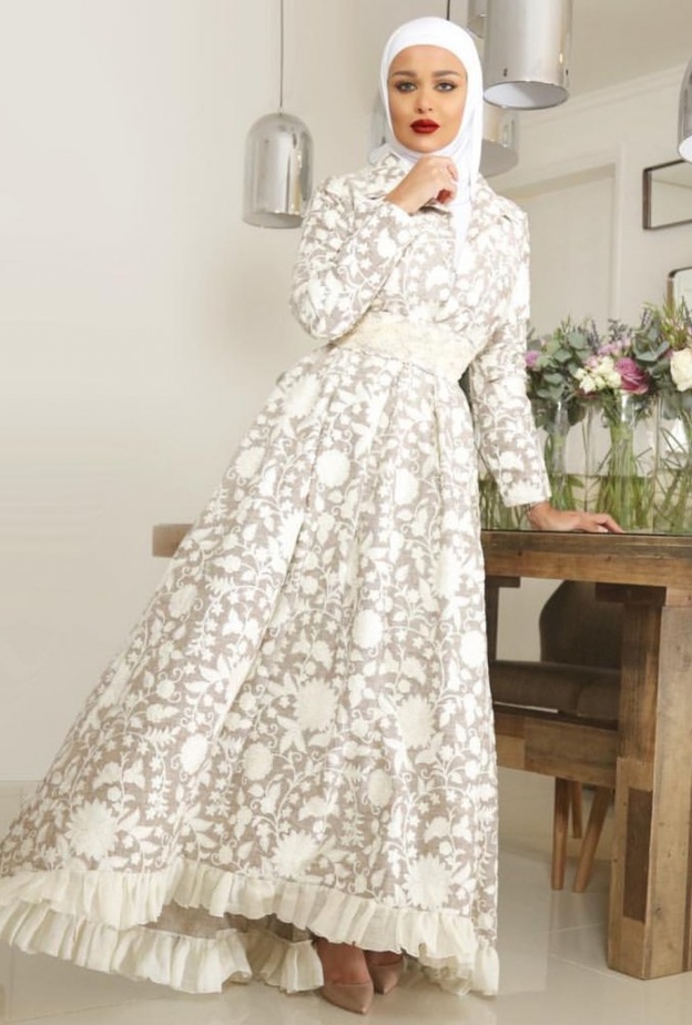 ارقى ملابس محجبات مع العباية الزهرية المنسدلة بأقمشة الحرير من لينا أسعد