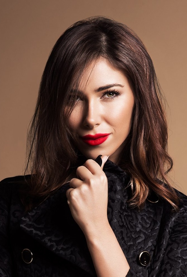 مكياج ساحر وأحمر شفاه عنابي للجميلة دانييلا رحمة