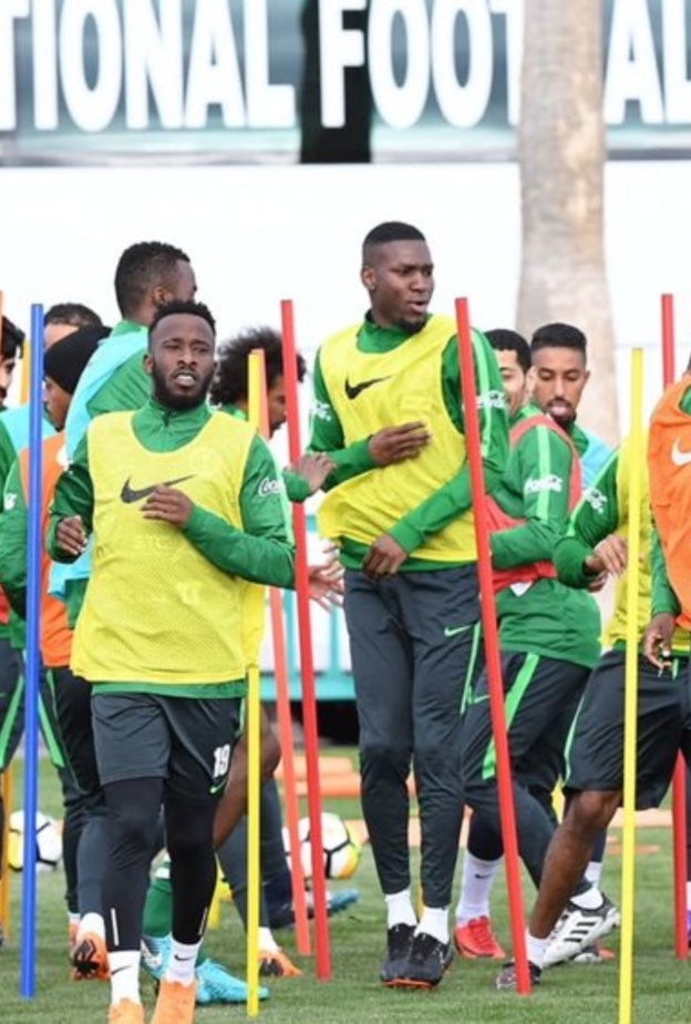 منتخب السعودية يقص شريط كأس العالم