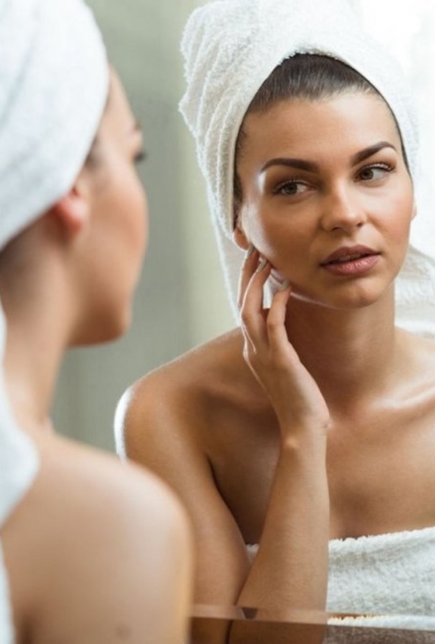  لا تهملي خطوة مسح البشرة بالتونر