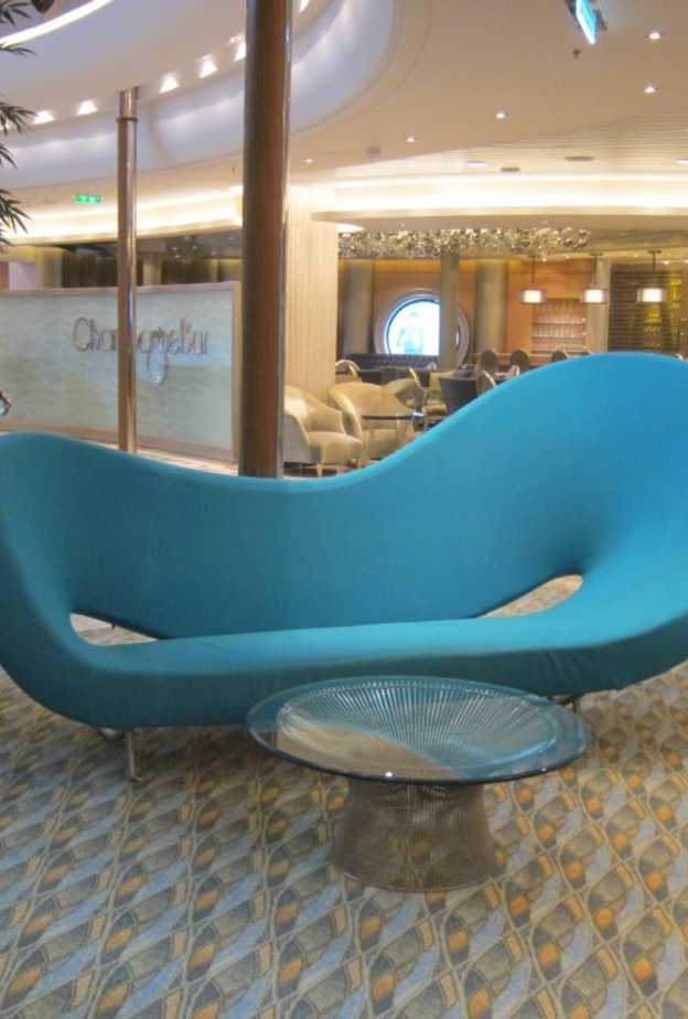 أريكة غير تقليدية بألوان الزهر ضمن غرفة معيشة كلاسيكية ومودرن