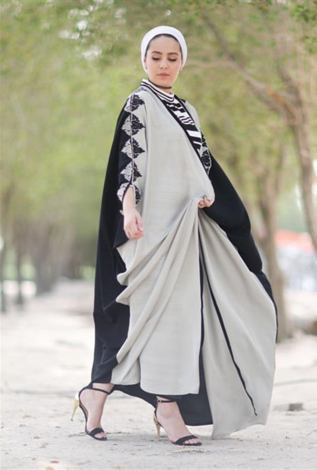 تنسيق الحذاء الرياضي مع العباية الباستيل بأسلوب دلال الدوب