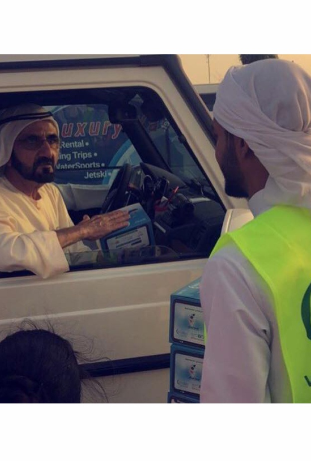 محمد بن راشد يلتقي أحد متطوعي حملة "رمضانك أمان" في أحد التقاطعات المرورية في دبي