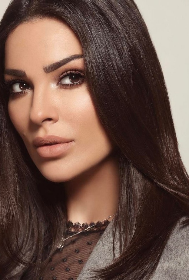 مكياج طبيعي وتسريحات شعر جانبية بأسلوب دانييلا رحمة