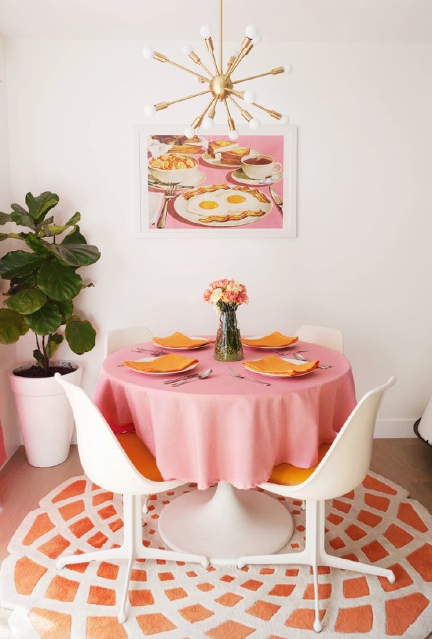 اكسسوارات باللون الأحمر لديكورات غرف الطعام