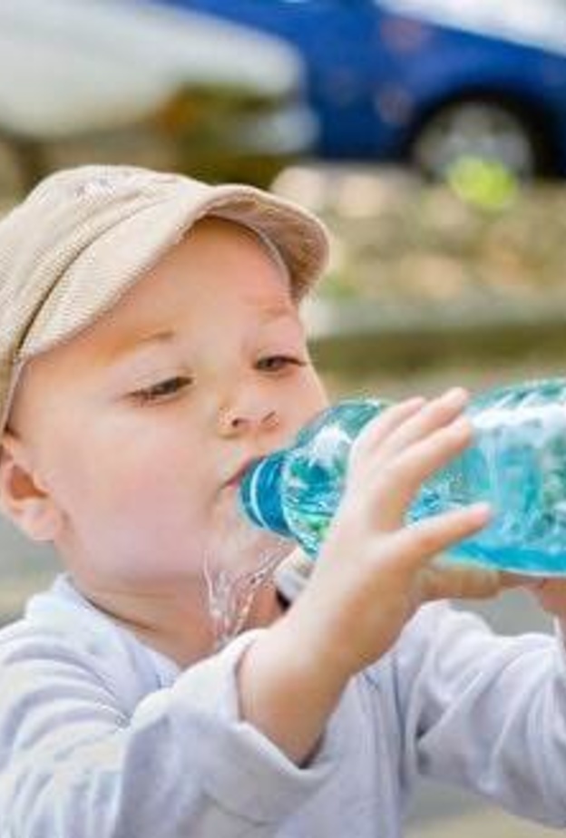 علامات تشير الى حاجة طفلك الملحة للماء