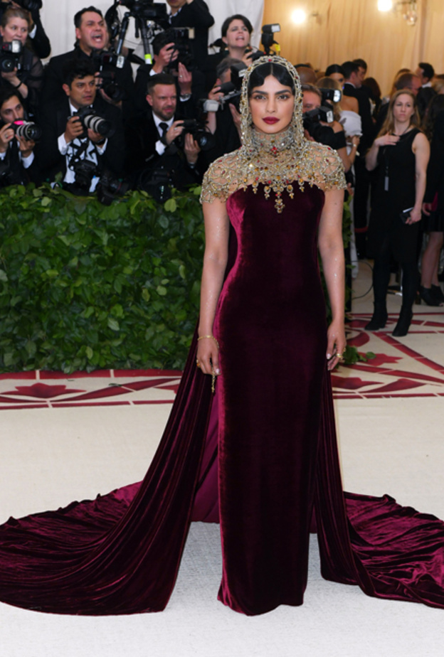 لنسترجع بذاكرتنا فستان زندايا من ماركيزا