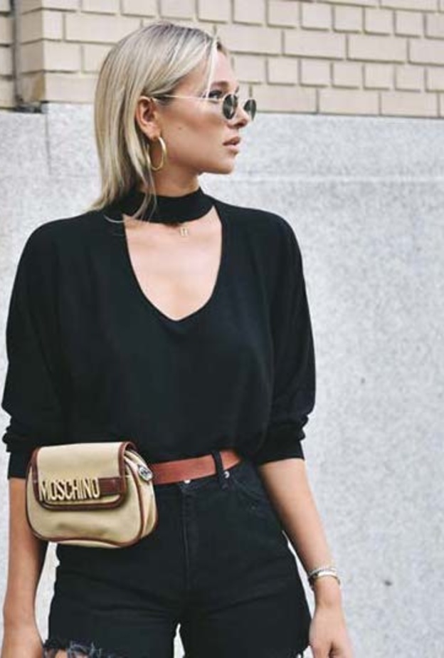 اطلالة جذابة وعصرية بأسلوب تنسيق البدلة بنقشة الخطوط مع حقيبة الخصر الشبابية