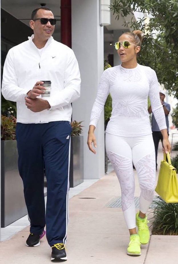 جينيفر لوبيز لا تتخلى عن أناقتها أبدا حيث شوهدت أثناء دخولها للنادي الرياضي مع صديقها اليكس