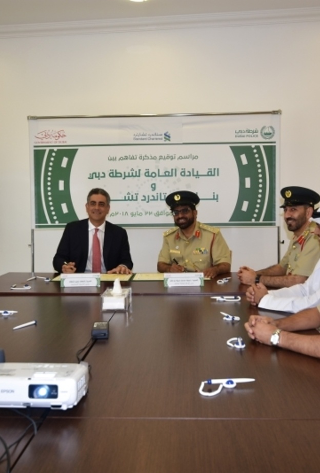 سيف بن عابد وشهزاد حميد خلال توقيع مذكرة التفاهم