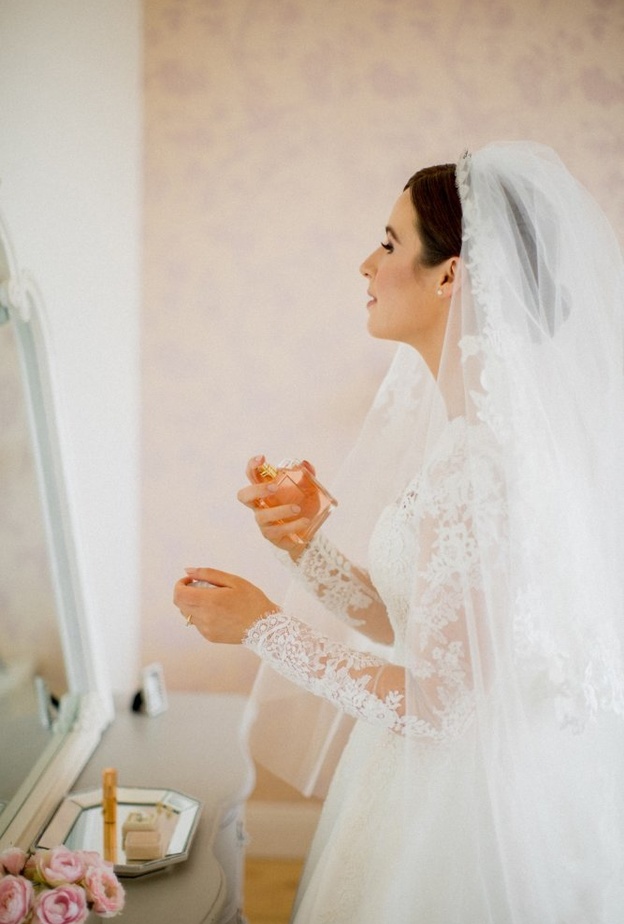 اختاري العطر الذي يتماشى مع رائحة جسمك و جربيه مباشرة على معصمك