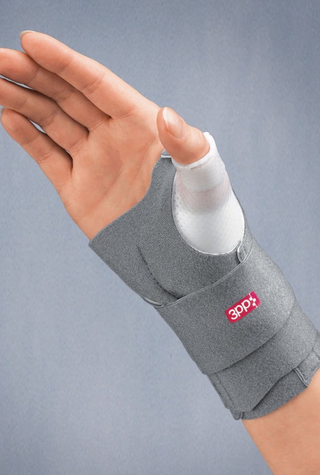 تثبيت الإبهام يخفف من الألم