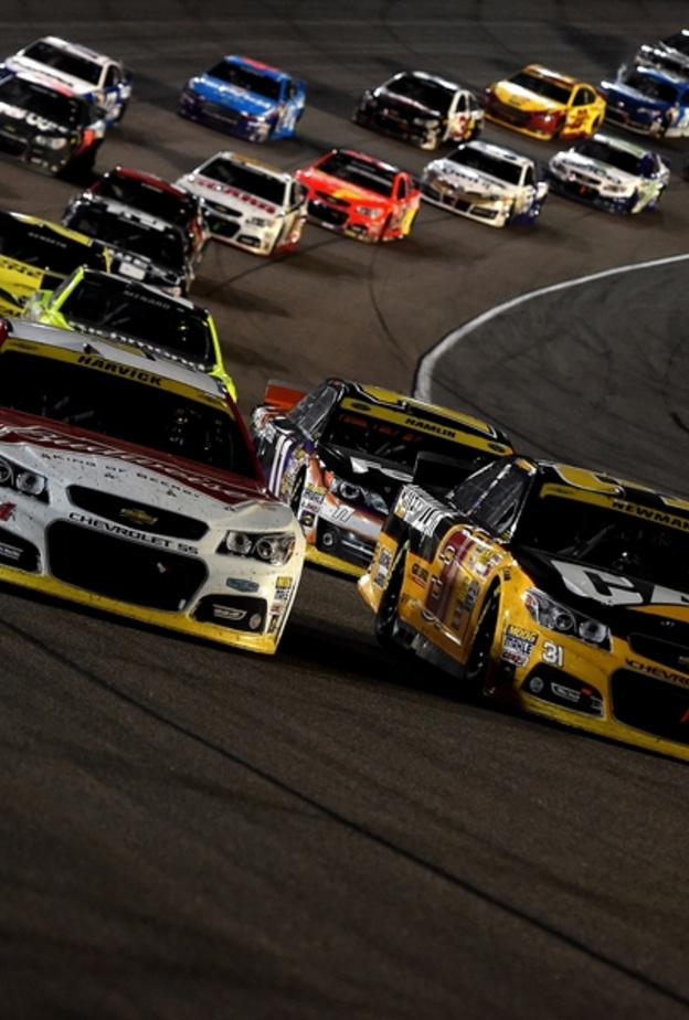 سائقي ناسكار يؤمنون بخرافات يتجنبون قشور الفول السوداني لتجنب الحظ السيء