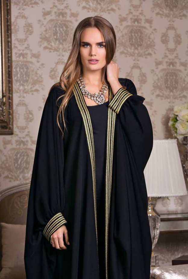 اكسسوارات اللون الذهبي مع العبايات السوداء بأسلوب زوري اشكناني