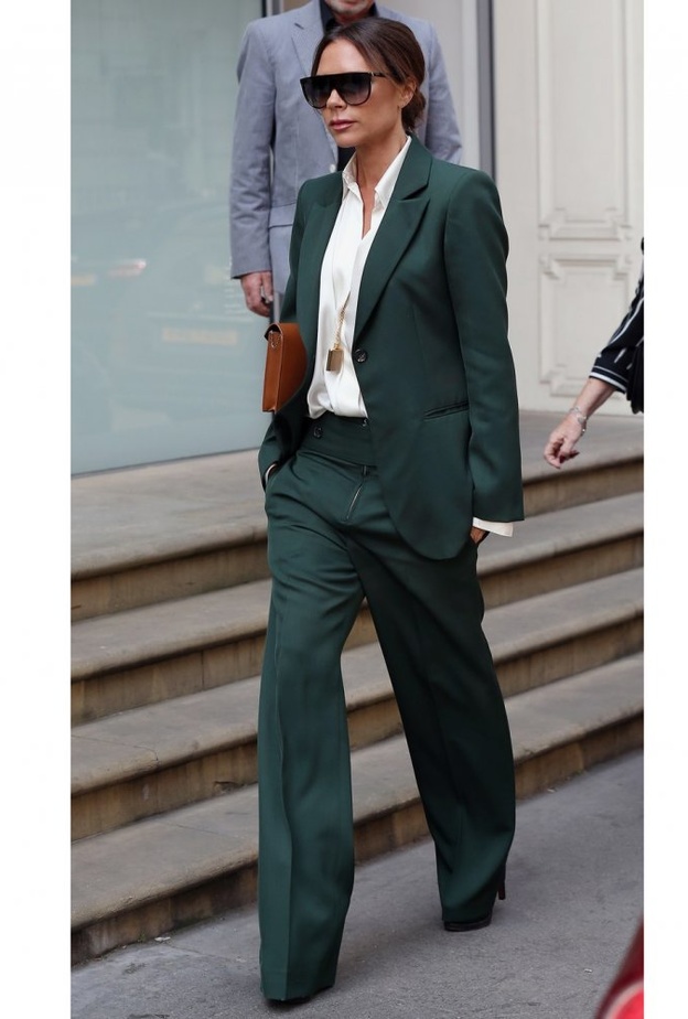 فيكتوريا ببدلة بيضاء وبسروال بقصة ضيقة