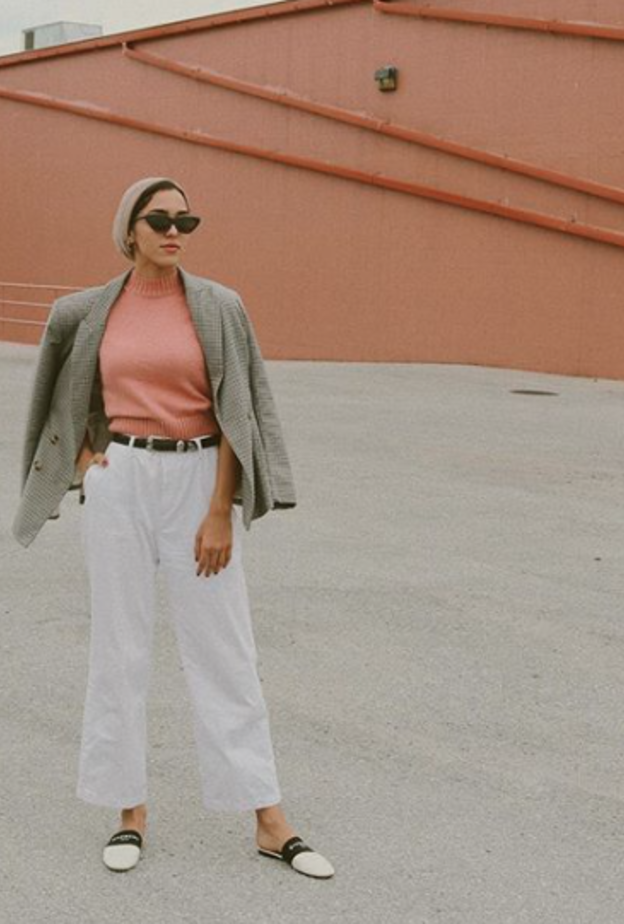 اختارت الكويتية مرمر بليزر عصري بقصّة عريضة مع سروال مخطط وصندل جذاب