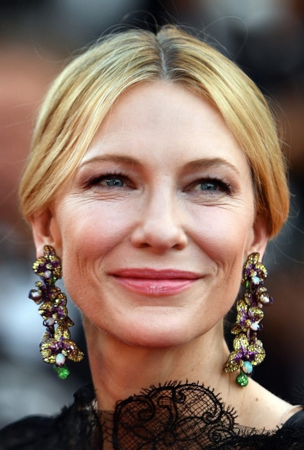 كيت بلانشيت رئيس لجنة التحكيم في مهرجان كان 2018 ترتدي أقراط شوبارد 