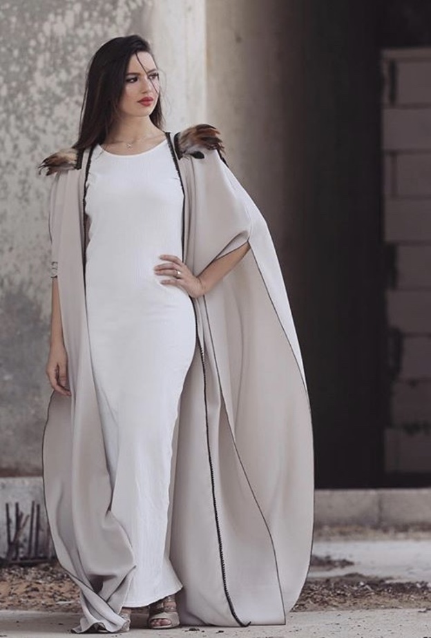 عباية تصميم بشت بتفاصيل الريش من Soha MT collection