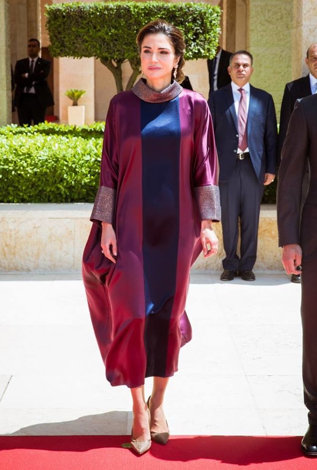 تبهرنا الملكة رانيا بإطلالاتها العصرية الانيقة وكذلك باللباس التقليدي