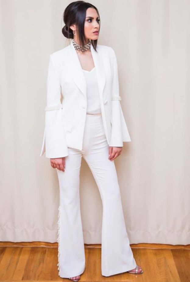 عارضة الأزياء داوتزن كروس في بدلة أنيقة باللون الأسود من توم فورد