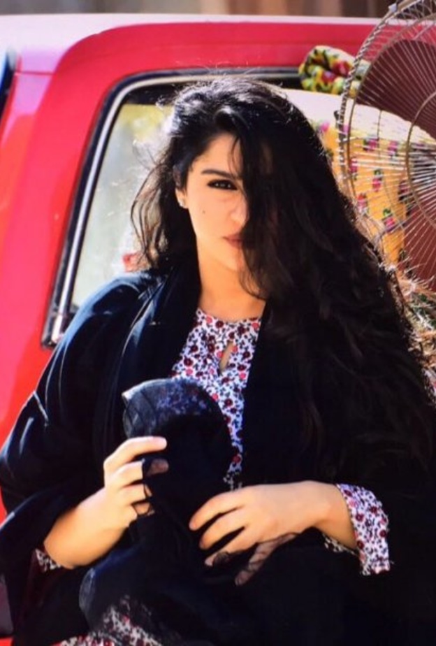 الشعر الاسود الطويل جمال الفتاة في السبعينات