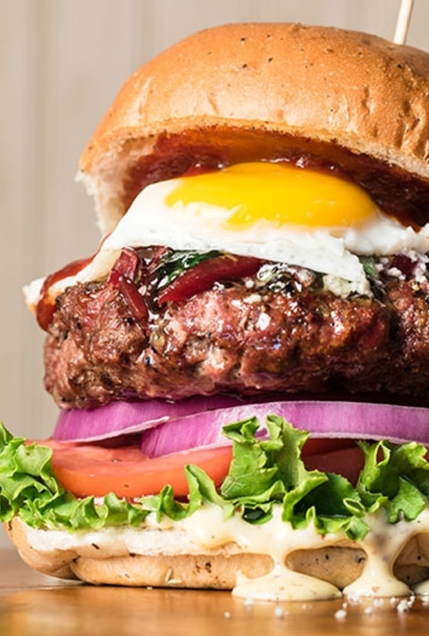 بمناسبة اليوم العالمي للهمبرجر .. إليكم أفضل 10 مطاعم عالمية