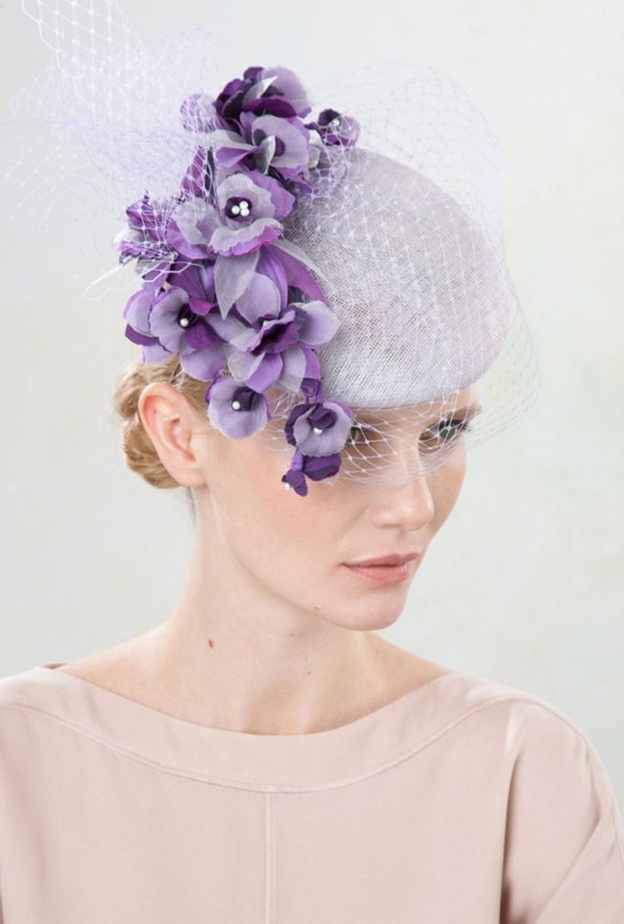 قبعة تزينها وردة