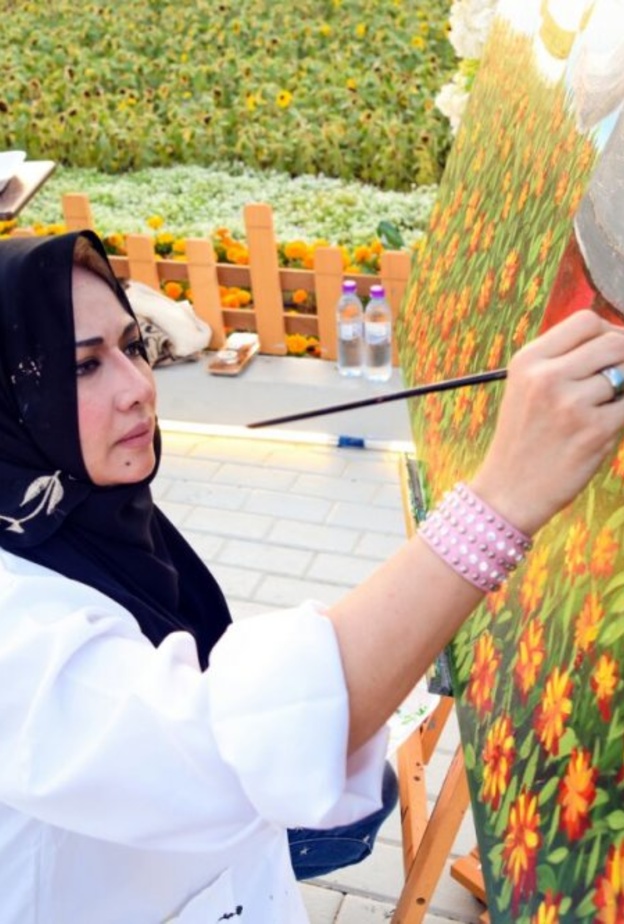  من اللوحات الزيتية للفنانة منى فلمبان