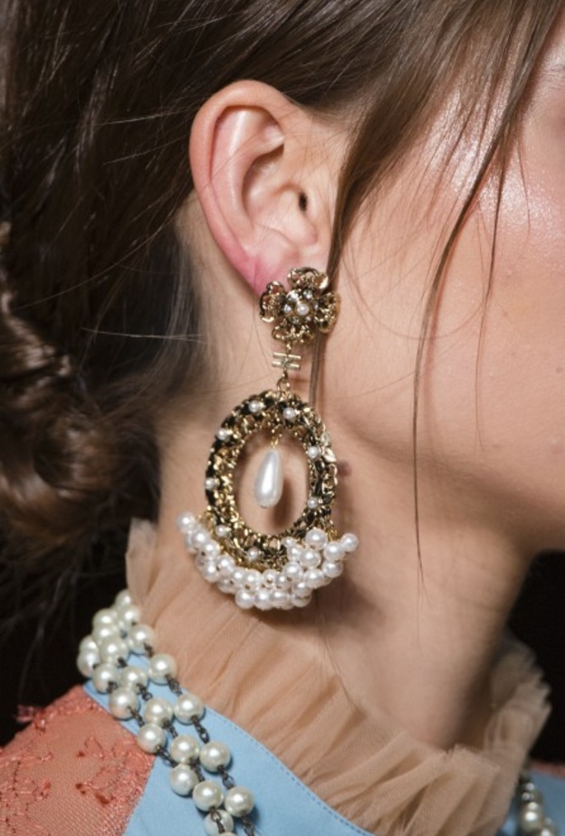 من أجمل الأكسسوارات من دار ايلي صعب