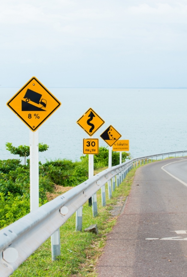 علامات الطريق المرورية الأساسية التي يجب أن تعرفها كل سائقة