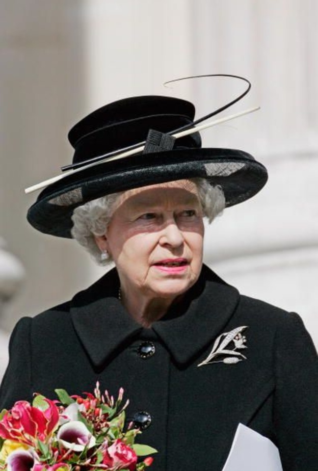 قبعة زرقاء من تصميم Herta Groves