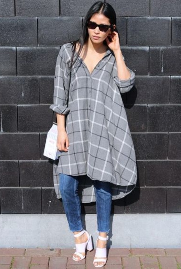 تليق القمصان الطويلة باطلالات المحجبات بأسلوب شبابي