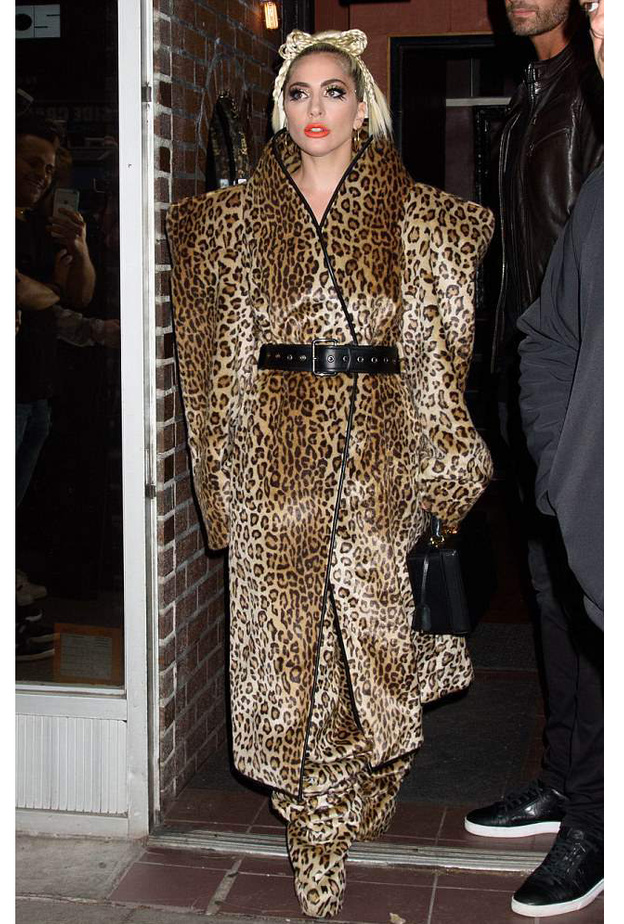 لفتت الليدي غاغا الانظار بفستان رمادي حمل توقيع فاندي Fendi