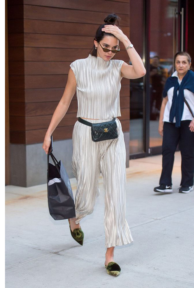 موضة حقيبة الخصر العصرية مع koutney Kardashian من دار شانيل Chanel