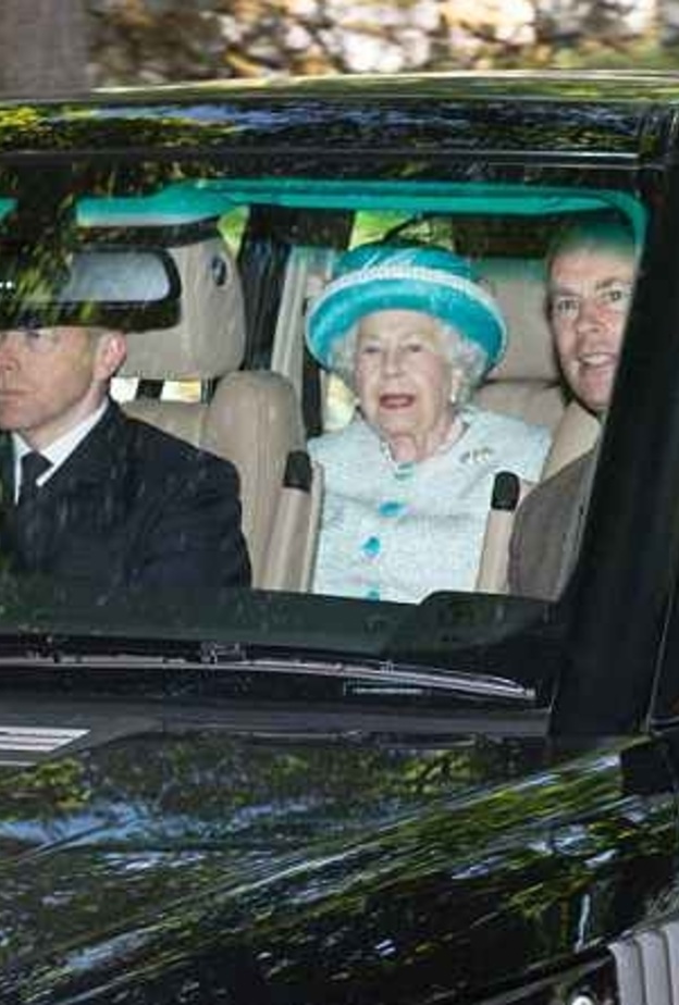 ملكة بريطانيا تقضي عطلة في بالمورال بصحبة أفراد أسرتها