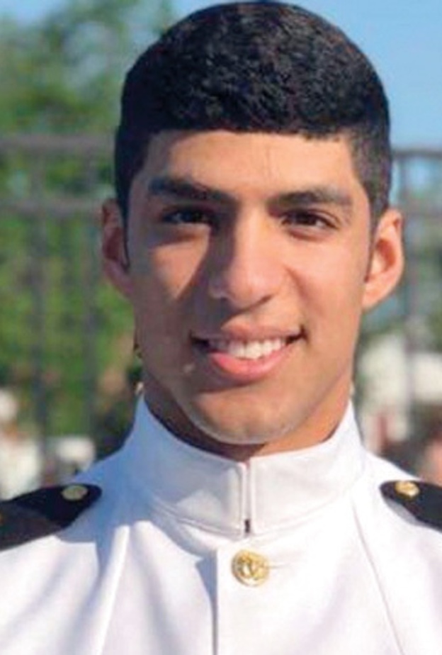 الطنيجي ابن الامارات خريج البحرية الامريكية فخور بتكريم ترامب