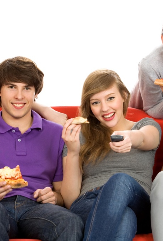 التلفاز يعزز العادات الغذائية السيئة للمراهقين