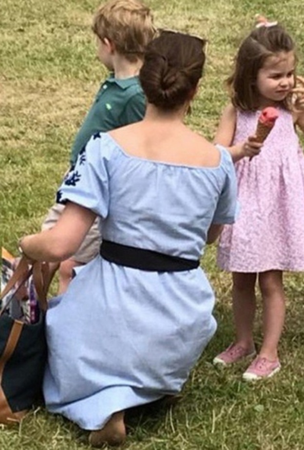 كيت ميدلتون وطفليها في نزهة عائلية في نورفك