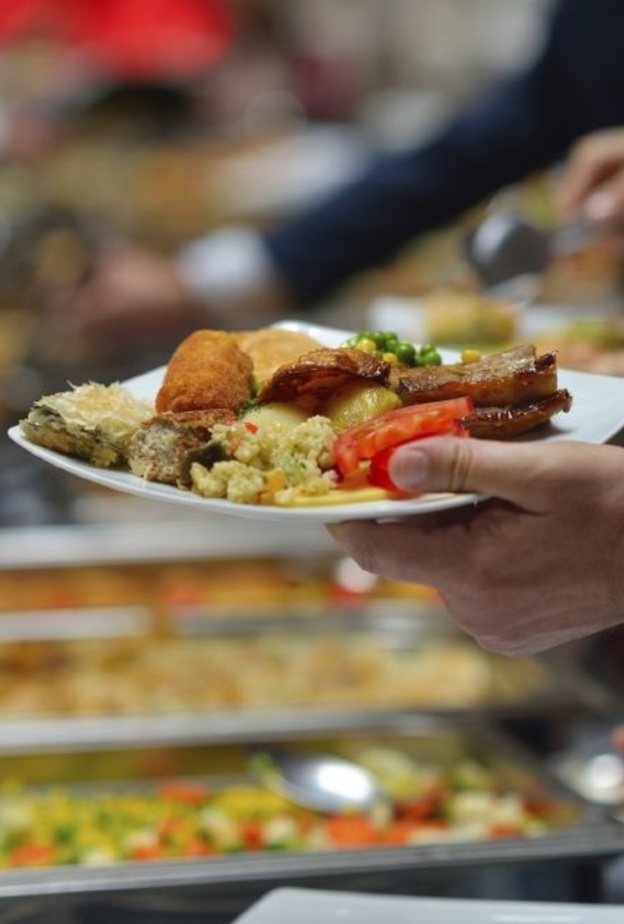  لا تضع في طبقك كمية مبالغ فيها من الأطعمة