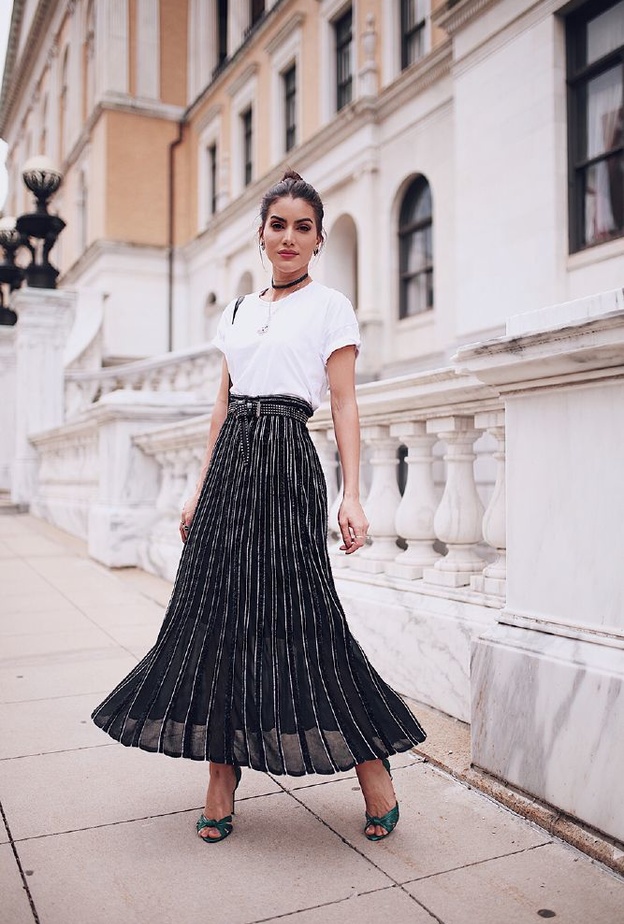 اطلالة أنيقة نسقتها كاميلا كويلو.