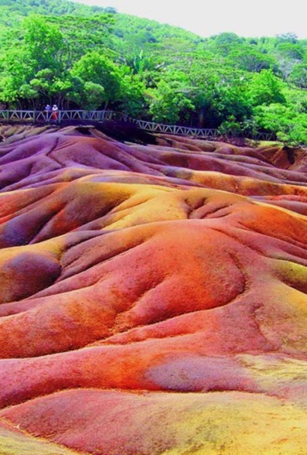 ارض السبعة الوان في الموريشيون من عجائب الطبيعة المبهرة