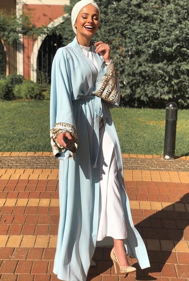 عباية سوداء راقية اعتمدتها فاطمة حسام