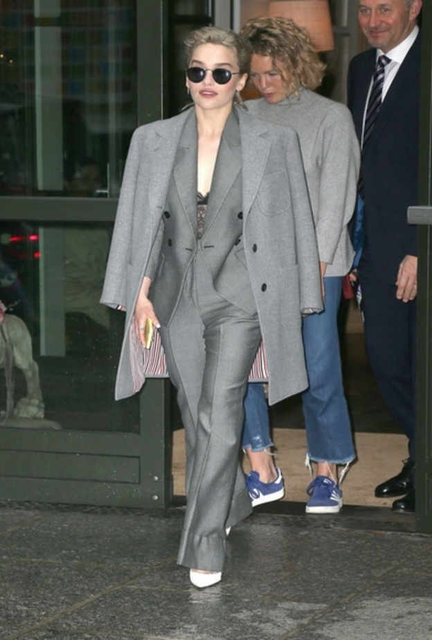 تنسيق ناعم باللون الأسود اعتمدته ايمليا كلارك