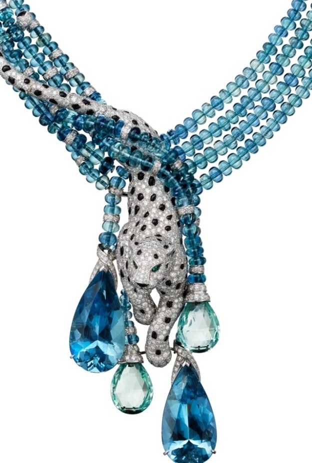  ينبع جمال حجر الأكوامارين من لونه الاستئاني الشفاف الذي يغازل به صفاء الماء