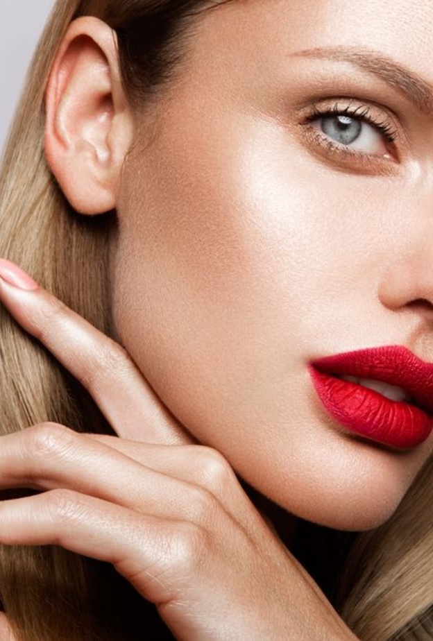 احمر الشفاه الأحمر من أكثر الألوان التي تناسب البشرة البيضاء