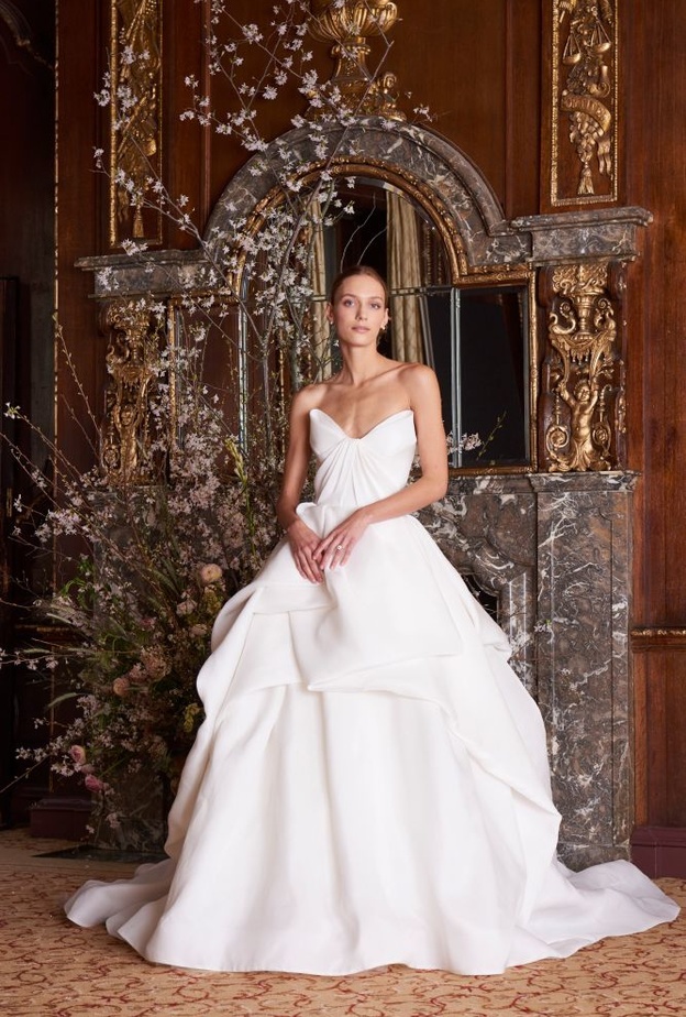 فستان زفاف ناعم و انيق خال من التطريزات و النقشات من مجموعة ايلي صعب لربيع 2019