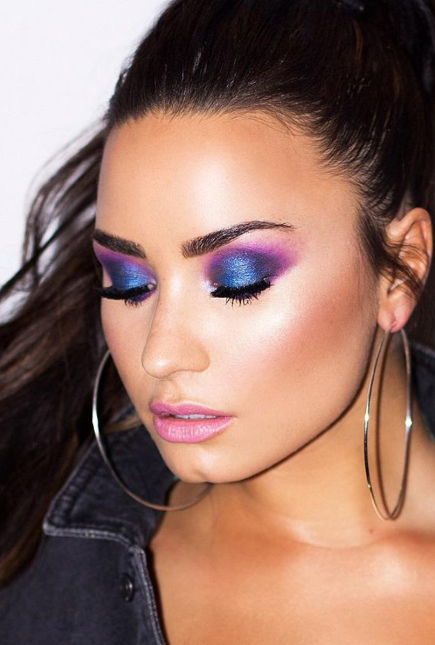 سموكي داكن بدرجات البنفسجي والأزرق