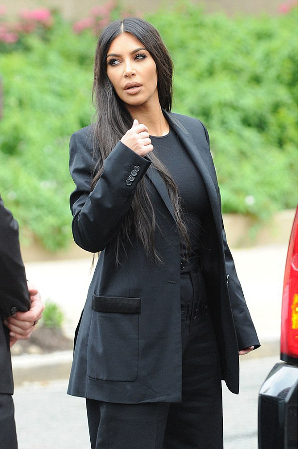  حافظت على اناقة وبساطة الاطلالة حتى في الجانب الجمالي منها