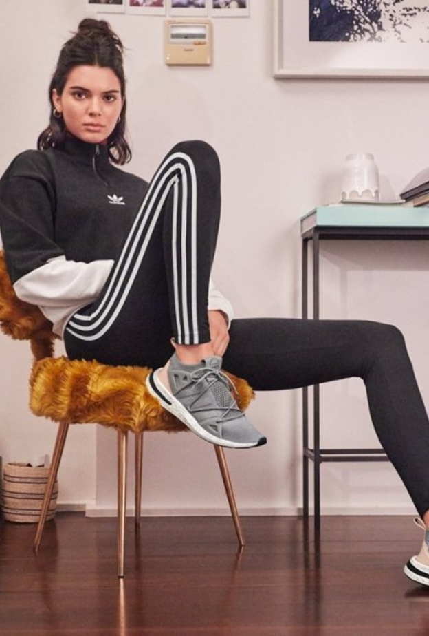  اطلالة رياضيّة أنيقة ومواكبة للموضة بأسلوب كيندل جينر.