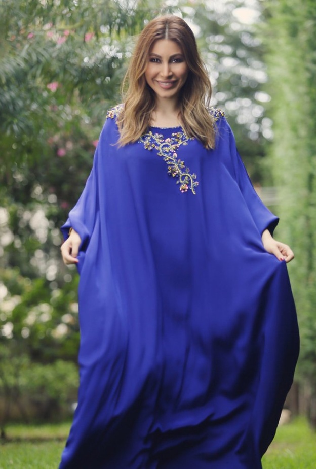 موضة القفطان النيلي الواسع بأسلوب يارا